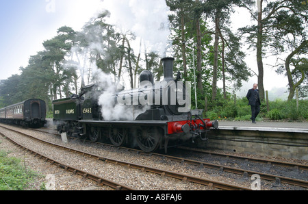 Locomotive à vapeur sur la ligne de pavot debout à 'Holt Station' Norfolk, UK Banque D'Images