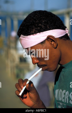 Un Égyptien fumer une cigarette Luxor Egypte Banque D'Images