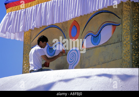 Homme furbishes népalais traditionnel de peinture sur Charumati stupa à Katmandou Népal ville Banque D'Images