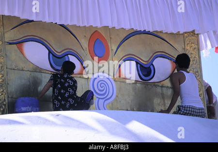 Nepali man neuf jusqu'peinture traditionnelle sur Charumati stupa à Katmandou Népal ville Banque D'Images