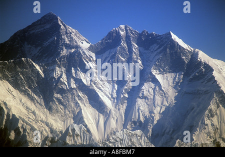 Haut du monde : Everest Lhotse en arrière-plan et en premier plan des pics de montagne au Népal Banque D'Images