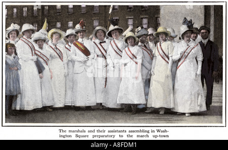 Défilé de suffragettes marshals assemblés dans Washington Square New York 1912. La main, d'une photographie de demi-teinte Banque D'Images