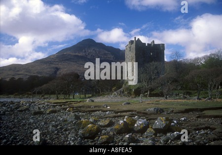 L'ÉCOSSE Argyll et Bute Isle of Mull Moy Castle sur les rives du Loch Buie avec pic de montagne derrière Banque D'Images