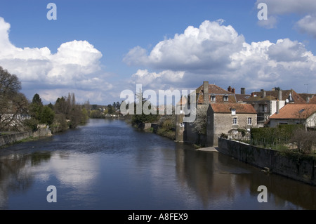 Vue du pont à Montmorillon la France dans la région du Limousin Banque D'Images