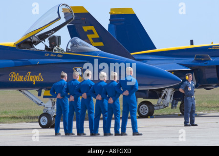 Les pilotes de l'Ange Bleu pour préparer leur show aérien à la Naval Air Station Kingsville au Texas Banque D'Images