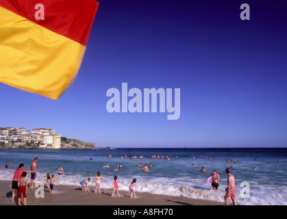 Les baigneurs sur la plage de Bondi Sydney sauvetage sur plage avant-plan du pavillon Banque D'Images