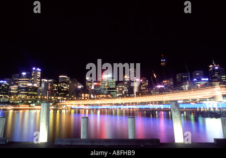 Darling Harbour Foreshore Sydney avec les lumières de la ville reflétée sur l'eau Banque D'Images