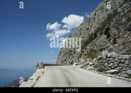 Route sinueuse dans le parc naturel de Biokovo à Makarska Riviera Côte Adriatique Croatie Dalmatie Adria Banque D'Images