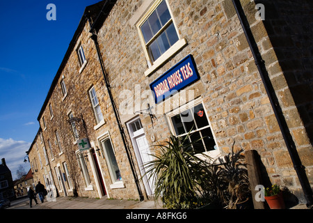 Cottages en pierre et de boutiques dans le marché Masham North Yorkshire Angleterre Banque D'Images