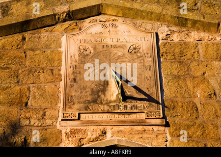 Cadran solaire sur l'église paroissiale de Saint Pierre et de Saint Paul, à Pickering, North Yorkshire Angleterre Banque D'Images