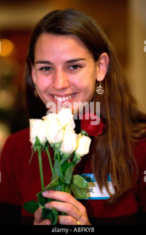 L'âge de 20 bénévoles qui ont aidé à servir le dîner de Thanksgiving de bienfaisance d'échange. Minneapolis Minnesota USA Banque D'Images