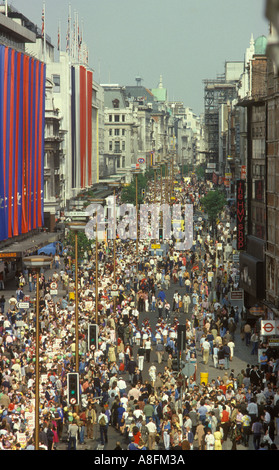 Queens Silver Jubilee Celebrations 1977 Fête de rue d'enfants en bas de la longueur d'Oxford Street Londres années 1970 UK HOMER SYKES Banque D'Images