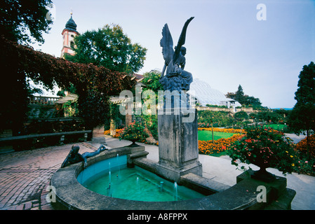 Italien Rose Garden avec grasshouse château tour de l'église de l'île de Mainau Lac de Constance Bodensee Baden Württemberg Allemagne Banque D'Images