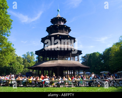 Les gens aiment la bière dans le café en plein air de la tour chinoise du jardin anglais Allemagne Bavière Munich Banque D'Images