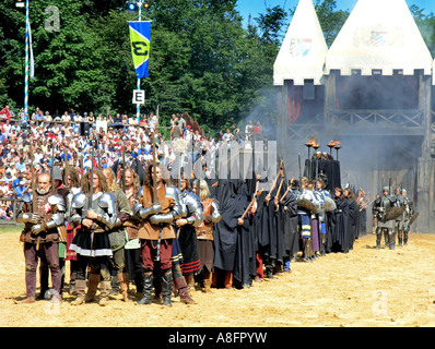 Chevaliers sur l'holding lance un drapeau en tournoi festival médiéval en Bavière Allemagne Kaltenberg Banque D'Images