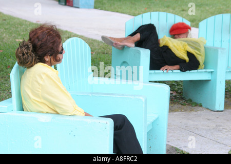 Miami Beach Florida,Ocean Drive,Lummus Park,Bench,senior seniors citoyens retraités retraités retraités personnes âgées,adultes femme femmes fe Banque D'Images