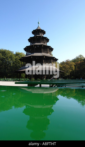 La tour chinoise avec de l'eau reflet à Munich Bavaria Allemagne Jardin Anglais Banque D'Images