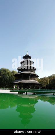 La tour chinoise Panorama avec de l'eau reflet à Munich Bavaria Allemagne Jardin Anglais Banque D'Images