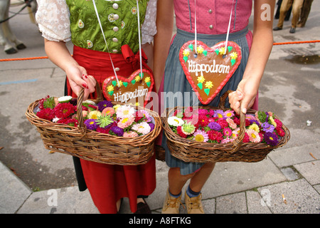 Les filles de fleurs à l'Oktoberfest à Munich en Bavière en Allemagne Banque D'Images