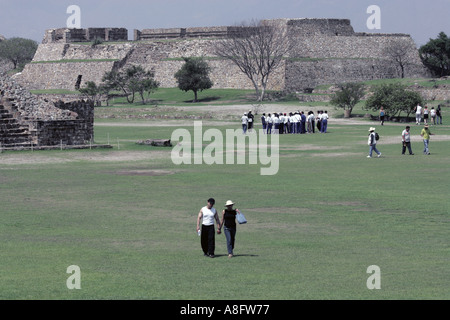 Les touristes visitant Monte Alban site archéologique près de Oaxaca au Mexique Banque D'Images