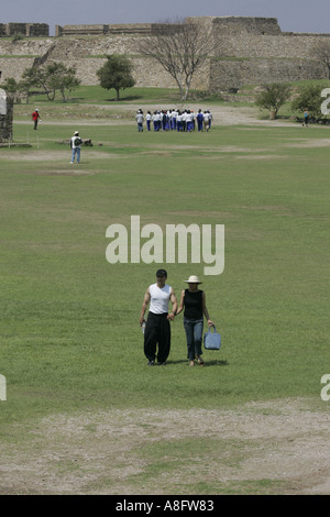 Les touristes visitant Monte Alban site archéologique près de Oaxaca au Mexique Banque D'Images