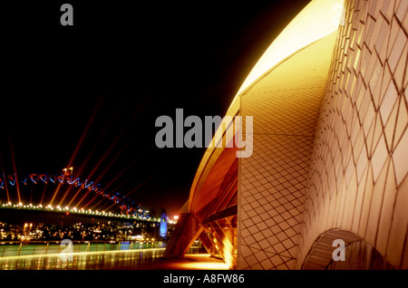 Sydney Harbour Bridge et l'Opéra illuminé la nuit d'avant-plan Banque D'Images