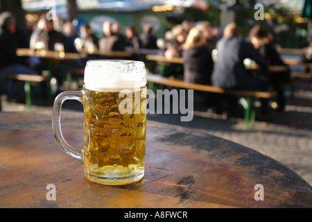 Sur la bière La bière de table jardin en Allemagne Bavière Munich Viktualienmarkt Banque D'Images