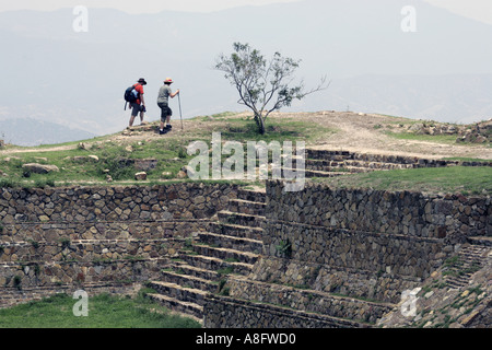 Les touristes visitant Monte Alban site archéologique près de Oaxaca au Mexique Banque D'Images