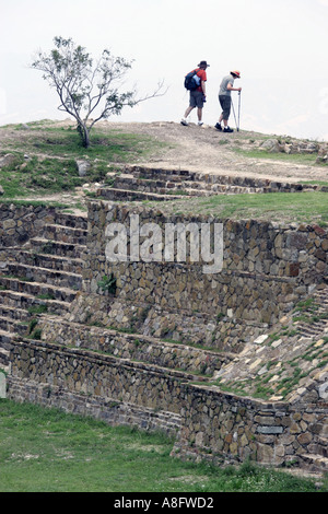 Les touristes visitant Monte Alban site archéologique près de Oaxaca au Mexique Banque D'Images