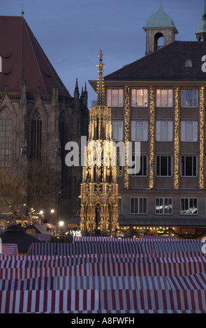 Marché de Noël à la Hauptmarkt Schoner fontaine Nürnberg Allemagne Bavière Banque D'Images