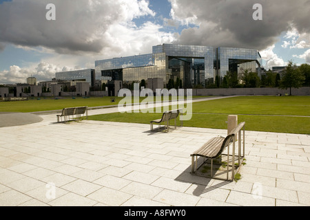 Banc public dans le parc, Parc André Citroën, Paris Banque D'Images