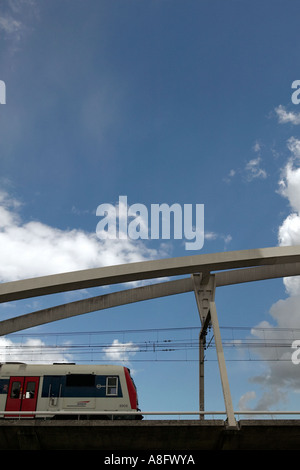 RER train sur pont, Paris Banque D'Images