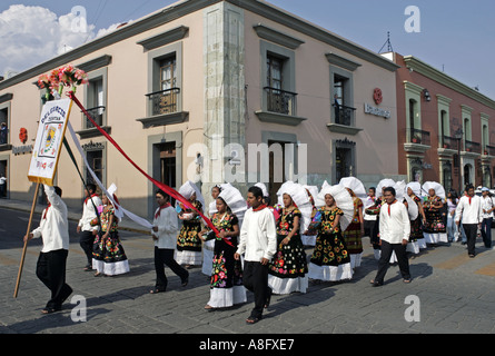 Les élèves portant des costumes traditionnels participent à un défilé à Oaxaca au Mexique Banque D'Images