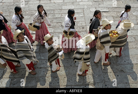 Les élèves portant des costumes traditionnels participent à un défilé à Oaxaca au Mexique Banque D'Images