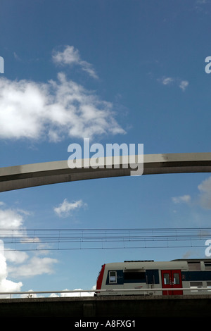 RER train sur pont, Paris Banque D'Images