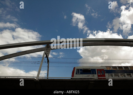 RER train sur pont, Paris Banque D'Images