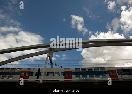 RER train sur pont, Paris Banque D'Images