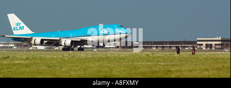 Condamnations regarder un KLM Boeing 747 jumbo jet atterrir à l'aéroport de Schipol Amsterdam Banque D'Images