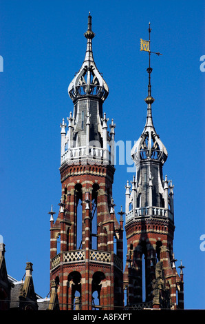 Les deux flèches de la Magna Plaza Shopping Centre près de la Place du Dam à Amsterdam Banque D'Images