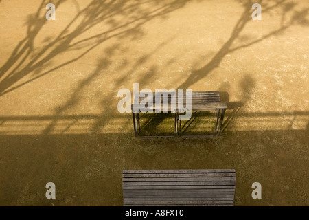 Banc public dans le parc, Parc André Citroën, Paris Banque D'Images