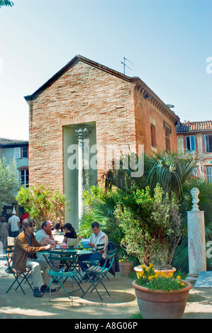 Toulouse France Personnes partageant des boissons au café français "Local" en jardin public à l'extérieur de 'Musee St Raymond" "Musée des Antiquités" Banque D'Images