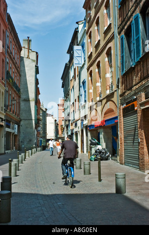 Toulouse, France, homme Riding vélo Tour dans le centre de la vieille ville 'Street Scene » actif voyage vue arrière Banque D'Images