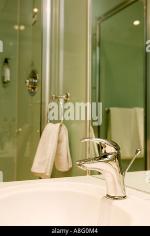 Salle de bains lavabo et douche Banque D'Images