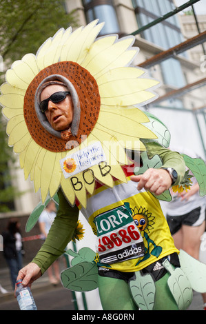 Coureur de marathon de Londres 2007 en costume de tournesol Banque D'Images