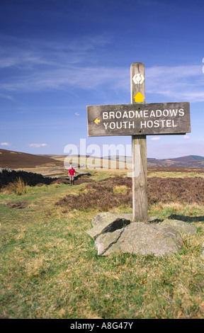 Hill walker pass signe pour Broadmeadows Youth Hostel sur le chemin des hautes terres du sud de l'Écosse Scottish Borders UK Banque D'Images