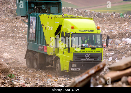 Un site d'enfouissement chargé en action avec des chariots à déchets et des bulldozers. Beddingham, sud-est du Royaume-Uni. Banque D'Images