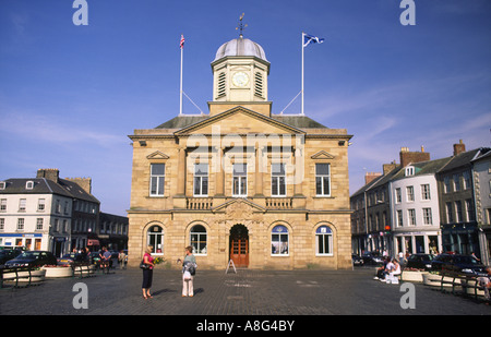 Kelso Square dans le centre-ville de Kelso à la recherche jusqu'à l'hôtel de ville des Scottish Borders Ecosse UK Banque D'Images