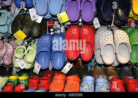 Crocs Chaussures au Souk Madinat al Quasr, Jumeirah, Dubaï, Emirats Arabes Unis. Photo par Willy Matheisl Banque D'Images