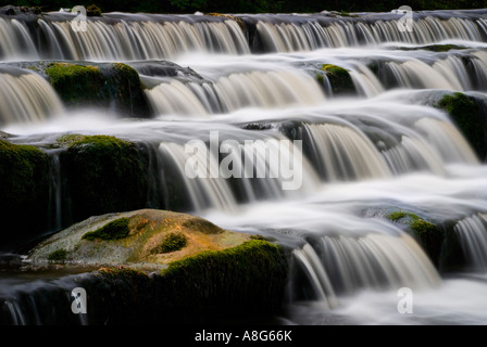 Weir sur la rivière Wharfe à Burley dans Wharfedale Banque D'Images