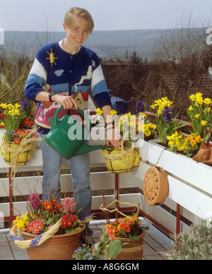 Fleurs différentes sur un balcon Banque D'Images